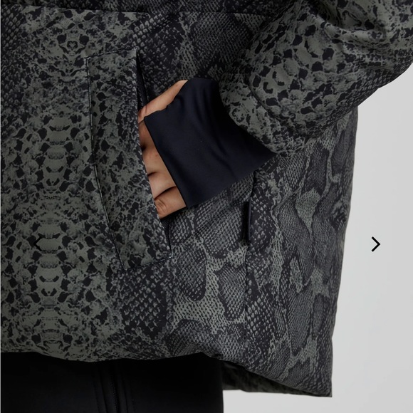 NEW🖤💚VARLEY Dorothy Snake Ski Jacket in Mono Boa size $600 sold out online - Picture 7 of 14